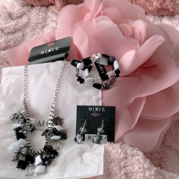 MOTF CURATED JEWLERY SET - Picture 1 of 4